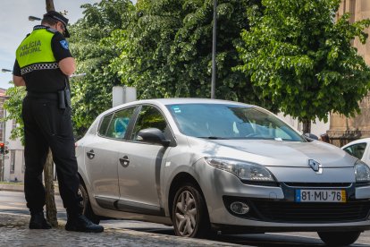 Policía revisa y escribe una multa de tráfico