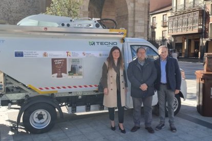 La concejala y el alcalde de La Bañeza, junto al representante de Acciona.