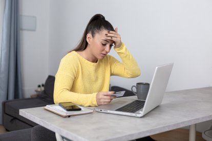 Una mujer analiza su factura de la luz