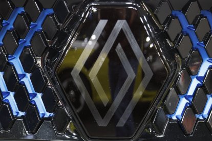 El logo de Renault en una planta de Riga (Letonia).