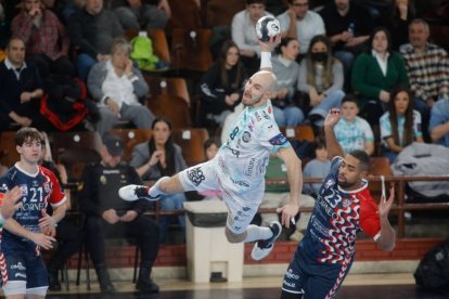 Adri Fernández en el duelo contra Alicante de diciembre. El asturiano se pierde el de la segunda vuelta.