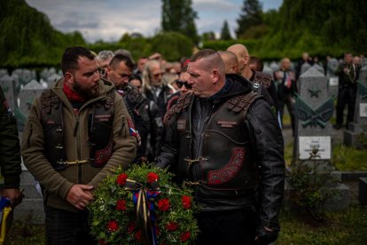 Homenaje a soldados soviéticos caídos en la Segunda Guerra Mundial en el cementerio de Olsany, en Praga.