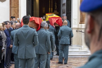 HUELVA (ANDALUCÍA), 09/05/2026.- Vista de la misa funeral en honor a los dos agentes de la Guardia Civil fallecidos este sábado, en la Iglesia de la Concepción de Huelva (Andalucía). La Comandancia de la Guardia Civil acoge hoy la capilla ardiente de los dos agentes de la Guardia Civil fallecidos al chocar dos embarcaciones del cuerpo mientras perseguían una narcolancha a 80 millas de la costa de Huelva, y después se celebrará una misa funeral. EFE/ Alberto Di´az