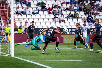 El penalti cometido por Víctor García al tocar el balón con la mano marcó el desenlace del encuentro.