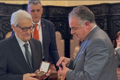 Benito García Álvarez, 'Escarpizo' y José Luis Nieto, alcalde de Astorga, durante el acto.