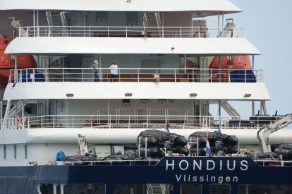 El crucero MV Hondius se prepara para desembarcar esta tarde en Granadilla de Abona (Tenerife) a los últimos pasajeros de la travesía por el Atlántico Sur en la que sufrió un brote de hantavirus, antes de retomar su navegación hacia Países Bajos.