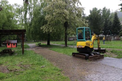 Inicio de las obras para remodelar el parque y ubicar nuevos juegos infantiles.