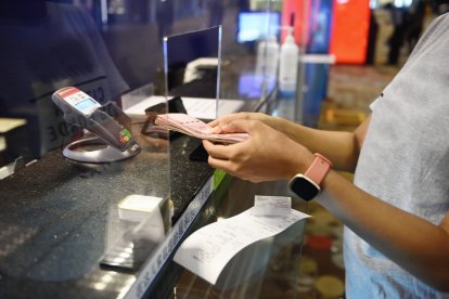 Una mujer cambia moneda en un aeropuerto