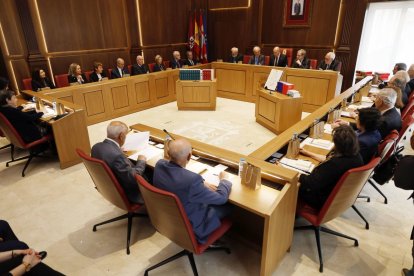 Panorámica del pleno extraordinario de la RAE celebrado en el Salón de Plenos del Ayuntamiento de León.