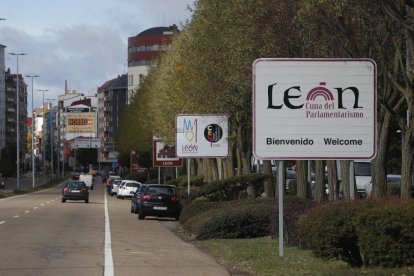 Entrada a León con el cartel, donde aparece que es Cuna del Parlamentarismo.