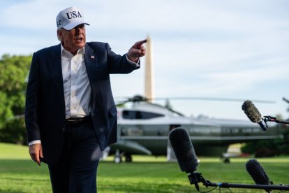 Trump habla con la prensa en el jardín sur de la Casa Blanca tras bajar del 'Marine One'.