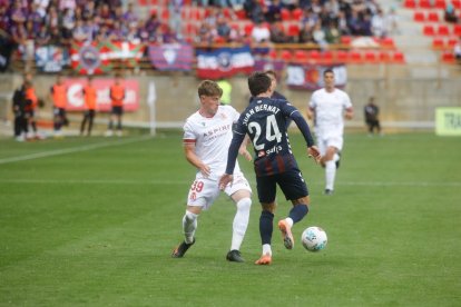Morante, a la izquierda, disputa el balón a Bernat.