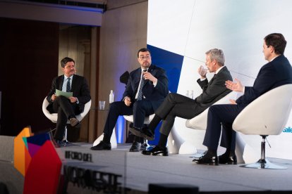 Adrián Barbón, Alfonso Rueda y Alfonso Fernández Mañueco, en la mesa redonda.