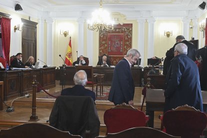 La Audiencia Provincial de León acoge la última jornada del juicio contra seis empresarios mineros acusados de hacer pasar mineral exterior como carbón de interior para cobrar mayores subvenciones entre 2011 y 2013.
