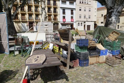 Montaje de Netflix para grabar 'El Peregrino' en la Plaza del Grano de León.