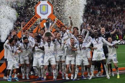 El Aston Villa, con Emi Buendía, celebra el título continental levantando la copa de campeón.