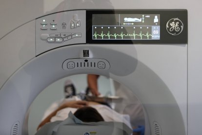 Uno de los equipos de tomografía computerizada avanzada del Hospital de León.