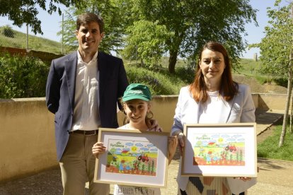 La pequeña Irene del Riío con su trabajo premiado.
