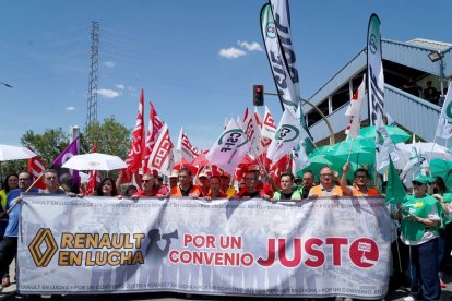 Concentración de trabajadores de Renault ayer, en Valladolid.