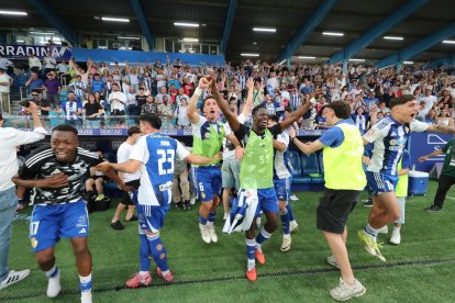 Los jugadores de la SD Ponferradina celebran su clasificación para el play off de ascenso.