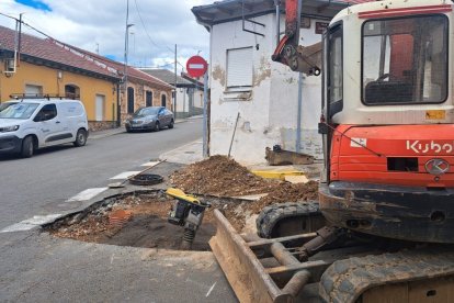 Trabajos en la red de agua y abastecimiento de La Bañeza.