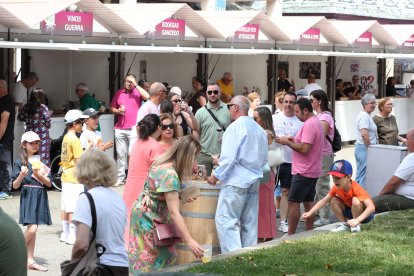 Asistentes a la Feria del Vino de Cacabelos este domingo.