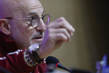 BARCELONA, 30/03/2026.- El técnico de la selección española de fútbol, Luis de la Fuente, durante la rueda de prensa que ha ofrecido este lunes previo al encuentro amistoso que el combinado español disputa mañana frente a Egipto en el estadio RCDE Stadium, en Barcelona. EFE / Alberto Estevez.