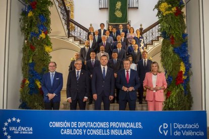 Foto de familia de los presidentes de las diputaciones provinciales en Valencia.