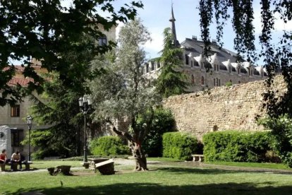 El Parque del Cid, también conocido como Jardín Romántico, conserva restos de la muralla romana en uno de los rincones más tranquilos del centro de León.