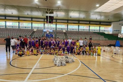 Niños y entrenadores disfrutaron de una jornada de deporte.