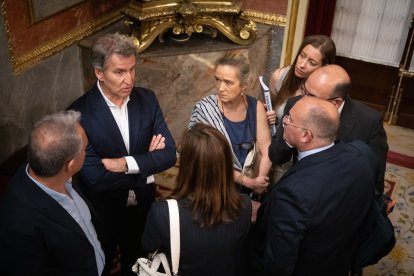 El presidente del PP, Alberto Núñez Feijóo, junto a varios diputados del PP, tras una sesión plenaria celebrada en el Congreso, a 26 de mayo de 2026, en Madrid (España). 