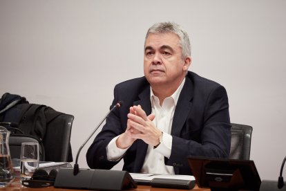 Archivo - El exsecretario de organización del PSOE Santos Cerdán comparece en la Comisión de Investigación sobre adjudicaciones públicas del Parlamento de Navarra, a 11 de febrero de 2026, en Pamplona, Navarra (España).