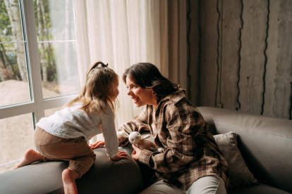 Una mujer comparte tiempo con su hija