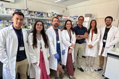 El equipo del laboratorio de Juan Hermoso (tercero por la derecha).