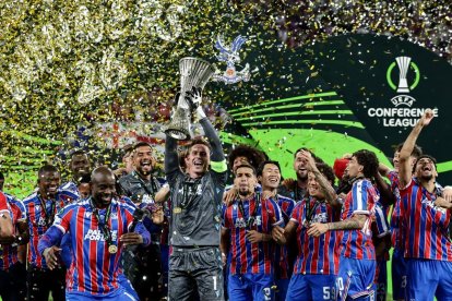 Los jugadores del Crystal palace celebran el título de campeones de la Liga Conferencia.