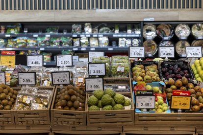 Imagen de archivo de una frutería de un supermercado en Toledo este jueves. EFE/ Ismael Herrero.