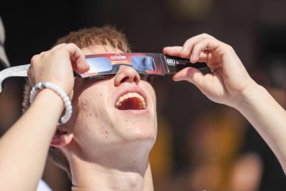 Un joven se coloca unas gafas para disfrutar de un eclipse de sol total, en una fotografía de archivo. EFE/TANNEN MAURY.
