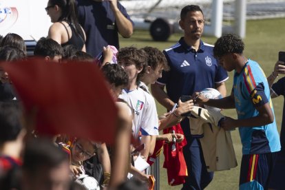 Yamal firma autógrafos antes del entrenamiento en la Ciudad del Fútbol en Las Rozas.