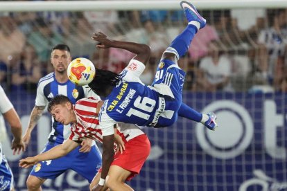 Frimpong, en una pugna, minutos después de que le hiciesen una dura entrada al tobillo.
