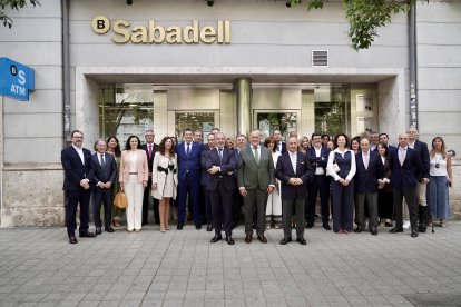 Banco Sabadell inauguró su nuevo modelo de oficina, un espacio que responde a las nuevas formas de relación con el cliente, tanto particular como empresa. En el acto de inauguración intervinieron el alcalde de Valladolid, Jesús Julio Carnero; el director general adjunto de Banco Sabadell, Pablo Junceda Moreno; y el presidente del Consejo Consultivo de Banco Sabadell en Castilla y León, Javier Vega.