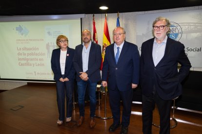 Presentación del Informe ‘La situación de la población inmigrante en Castilla y León’, elaborado a iniciativa propia del Consejo Económico y Social (CES) de Castilla y León, aprobado por unanimidad del Pleno del Consejo. Intervienen el presidente del CESCyL, Enrique Cabero; el secretario general de UGT Castilla y León, Óscar Lobo; la secretaria general de CCOO Castilla y León, Ana Fernández, junto al presidente de CEOE Castilla y León, Santiago Aparicio.