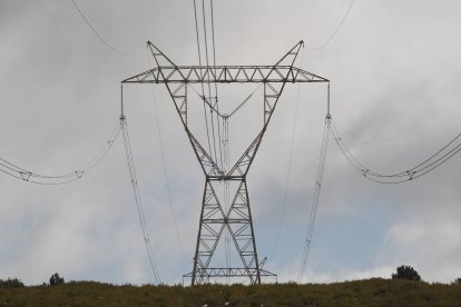Torre eléctrica en Villagatón.