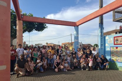 Madres y padres con sus bebés en Santa María del Páramo.