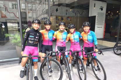 Ciclistas del Eneicat en la Vuelta a Colombia.