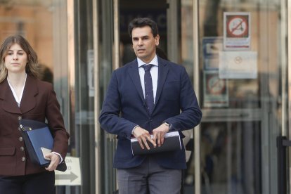Alberto González Amador, pareja de Isabel Díaz Ayuso, sale de los Juzgados en una imagen de archivo. EFE/ Rodrigo Jimenez.