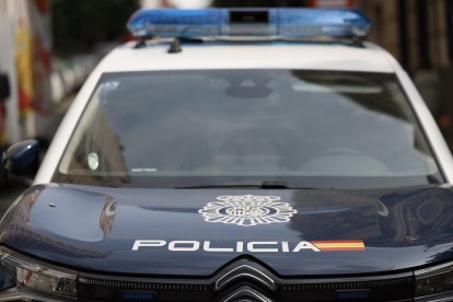 Imagen de archivo de un coche de la Policía Nacional. EFE/Mariscal.