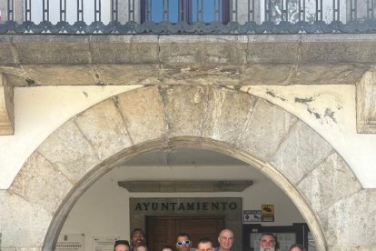 A la izquierda, junto a los participantes.