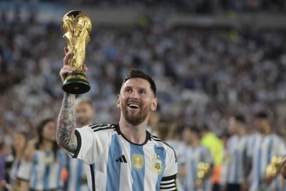 MADRID, 03/06/2026.- El futbolista argentino Leo Messi, considerado uno de los mejores jugadores de la historia y campeón del mundo con su selección en 2022, ha sido galardonado este miércoles con el Premio Princesa de Asturias de los Deportes 2026. En la imagen, Lionel Messi camina con el trofeo de la Copa Mundo en un homenaje, al final de un partido amistoso ante Panamá en el estadio Monumental, el 23 de marzo de 2023, en Buenos Aires (Argentina). EFE/Juan Ignacio Roncoroni