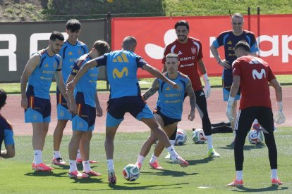 Varios jugadores durante el entrenamiento español.