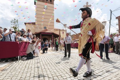 Danzantes en el Corpus Christi de Laguna de Negrillos, con San Sebastián.